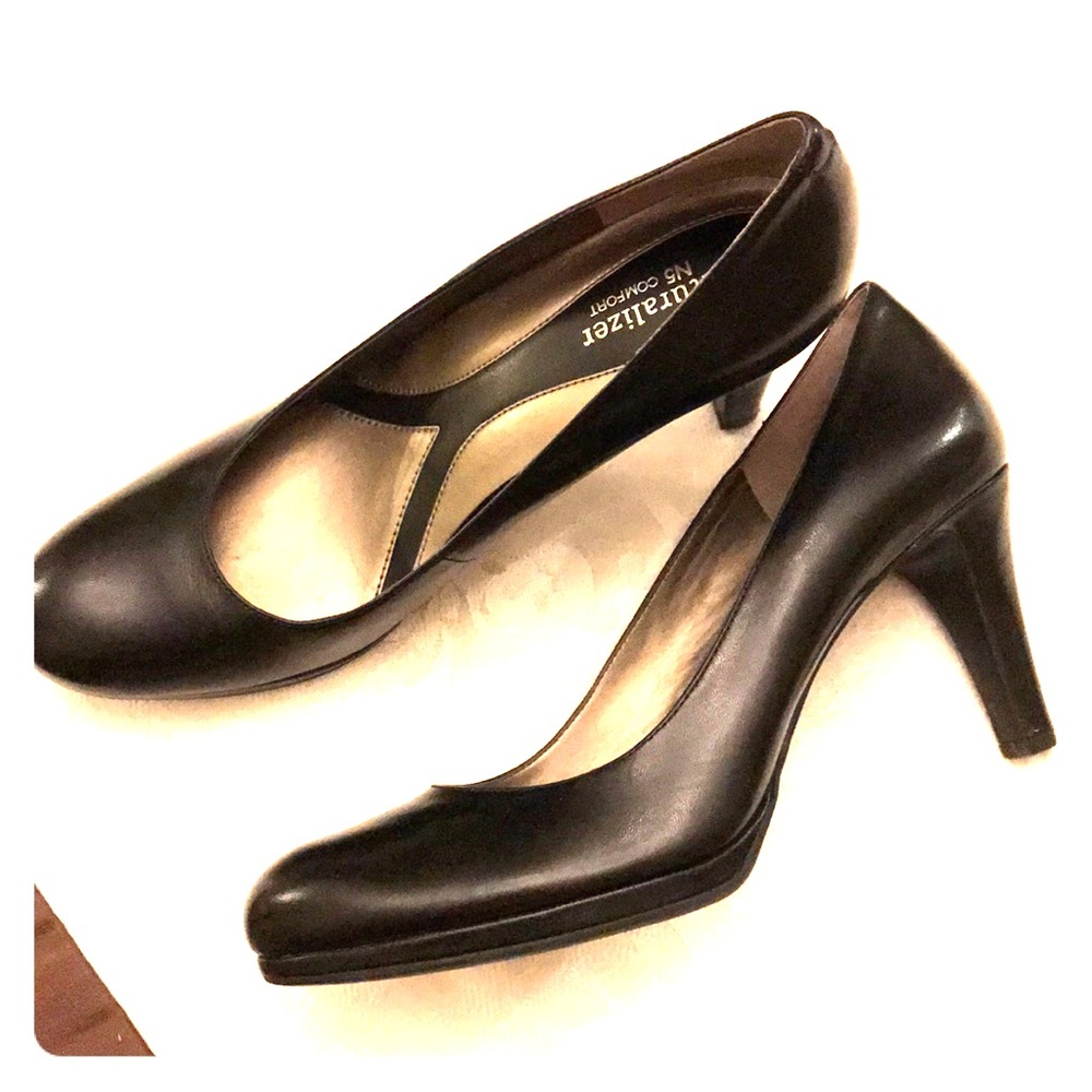 Naturalizer classic black heels